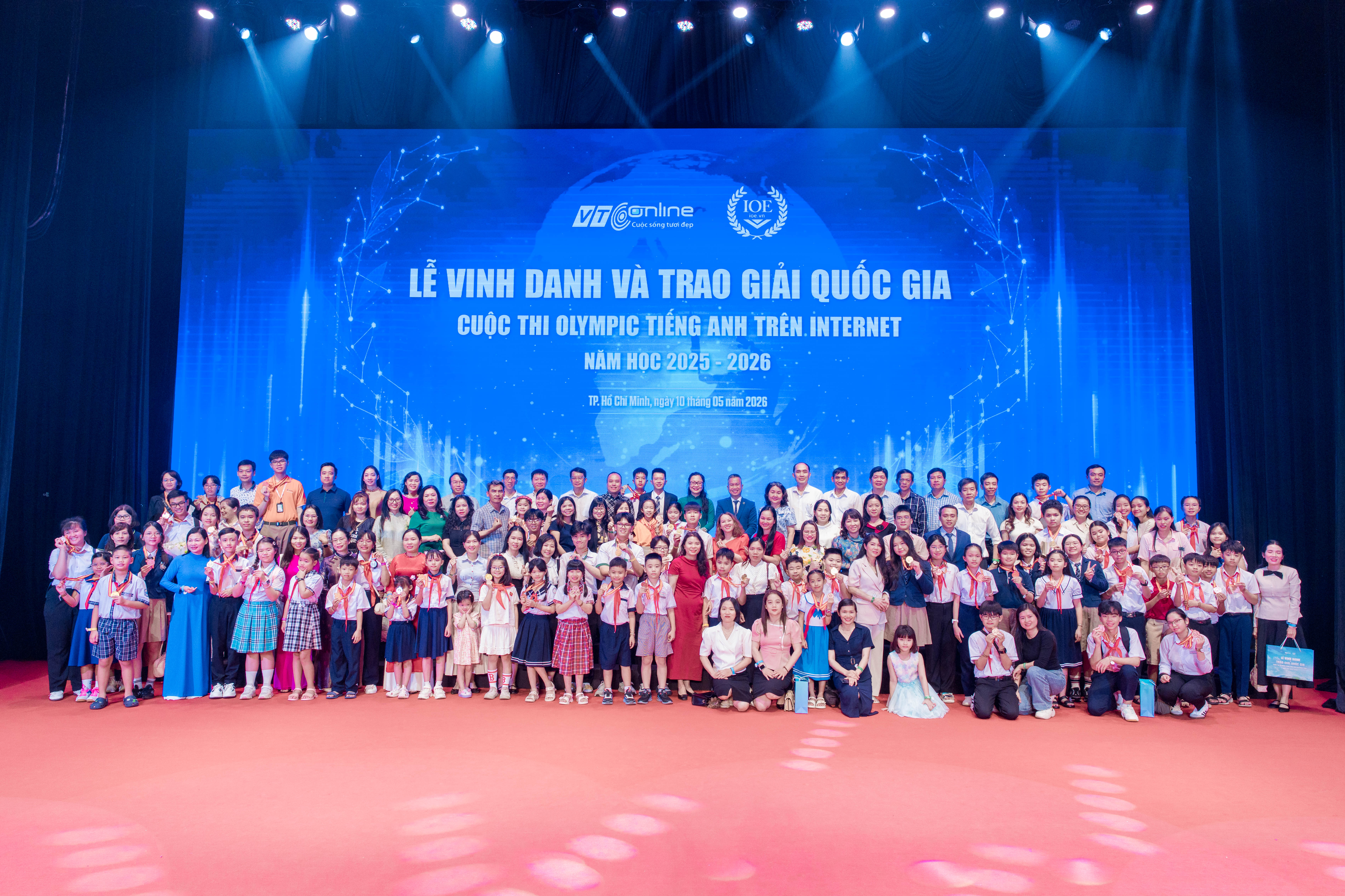 Bà Nguyễn Thị Quyên Thanh - Thứ trưởng Bộ Giáo dục &amp; Đào tạo chụp ảnh lưu niệm cùng đại biểu, giáo viên, phụ huynh và học sinh tham dự