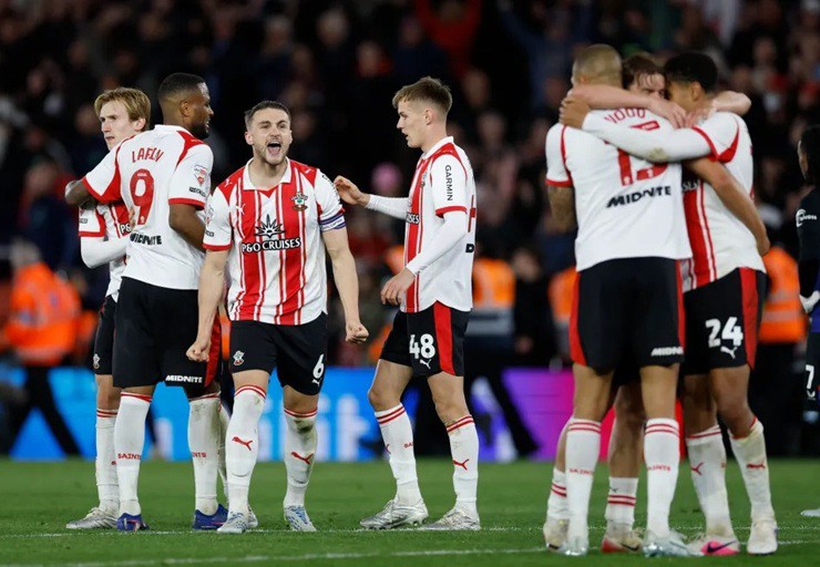 Southampton giành quyền vào chung kết play-off Championship sau chiến thắng 2-1 trước Middlesbrough