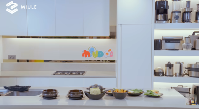 Từng món đồ gia dụng được Miu Lê sắp xếp gọn gàng, ngăn nắp trên các kệ bếp, từ nồi niêu, máy pha cà phê đến loạt thiết bị nấu nướng hiện đại và dường như không thiếu một món đồ gia dụng điện tử nào