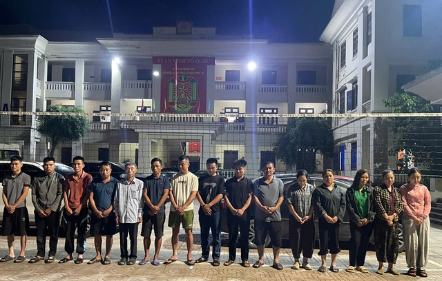 Các đối tượng tổ chức đánh bạc và đánh bạc bị cơ quan công an bắt giữ.