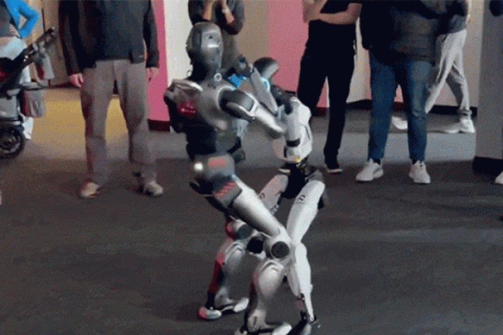 Màn đấu võ của hai robot hình người gây sốt