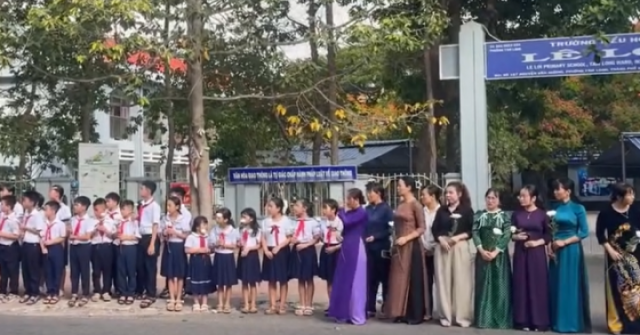 Xúc động hình ảnh hàng trăm học sinh tiễn biệt thầy giáo qua đời vì bạo bệnh