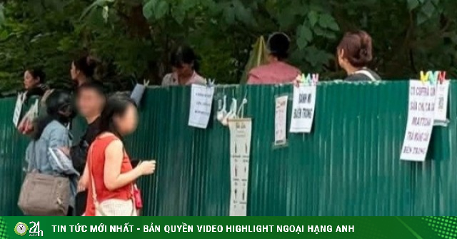 Hình ảnh 'lạ' trên vỉa hè Hà Nội: Menu, mã QR treo lủng lẳng trên tấm tôn