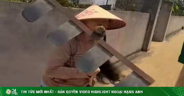 Phơi lúa lấn chiếm lòng đường, người phụ nữ dùng cào tấn công tài xế