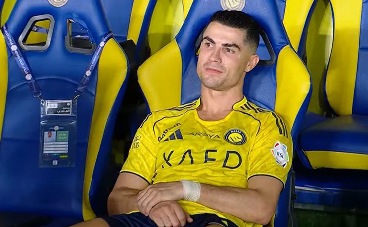 Ronaldo không thể tin nổi vào mắt mình sau cú sảy chân ở những giây cuối cùng của Al Nassr