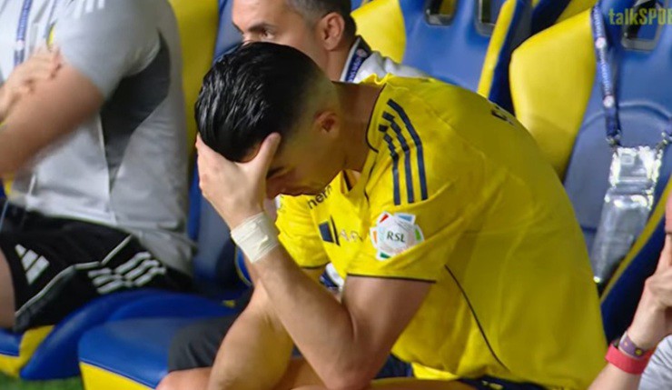 Ronaldo hoàn toàn không thể tin vào những gì đang xảy ra trong những giây cuối cùng của trận đấu
