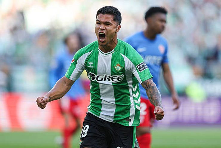 Cucho Hernandez mở điểm chỉ sau 8 phút cho Betis
