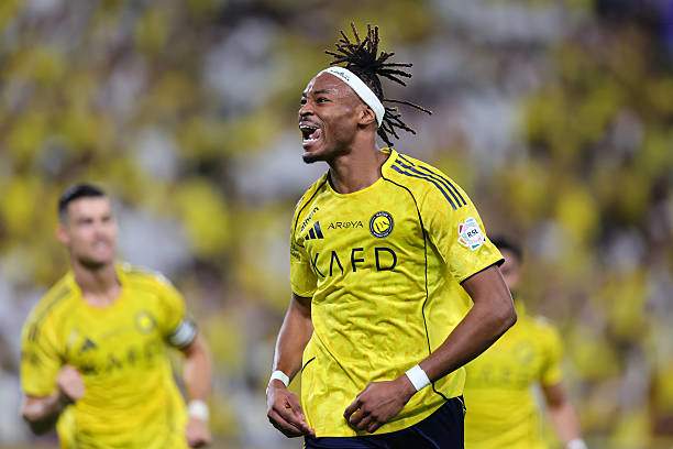Simakan chớp thời cơ trong một quả phạt góc để Al Nassr dẫn trước