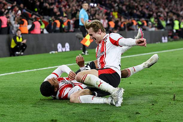 Shea Charles (nằm) ghi bàn quyết định cho Southampton nhờ một quả tạt thành bàn