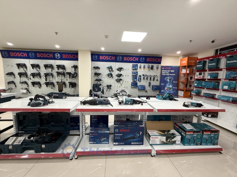 Gian hàng dụng cụ điện Bosch và Makita tại cửa hàng của THB Việt Nam