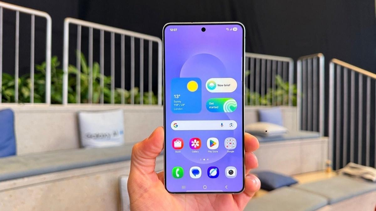 Màn hình cong trên S25 Edge mang lại trải nghiệm hiển thị nổi bật