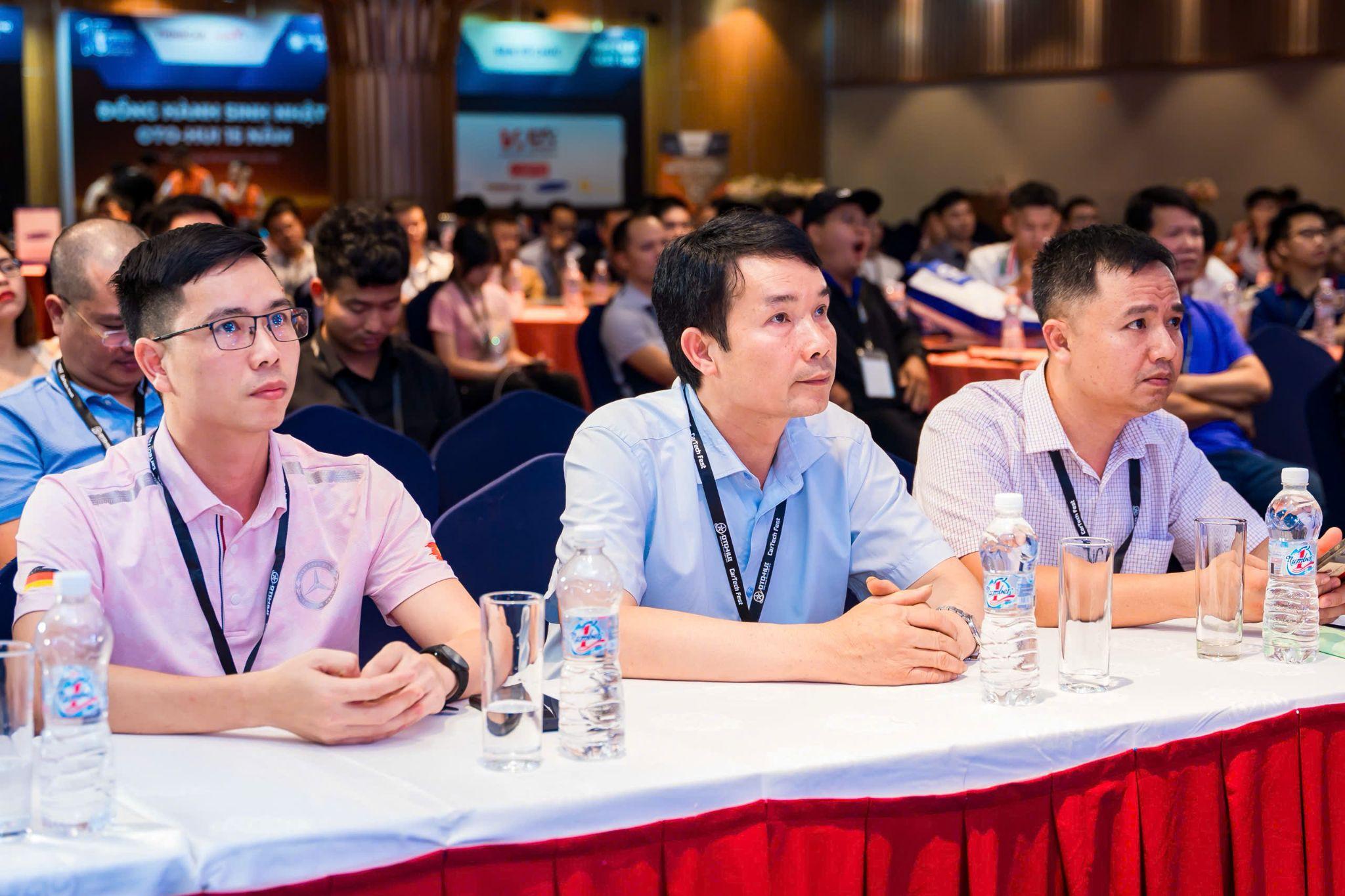 Khách mời theo dõi phần chia sẻ tại hội thảo.