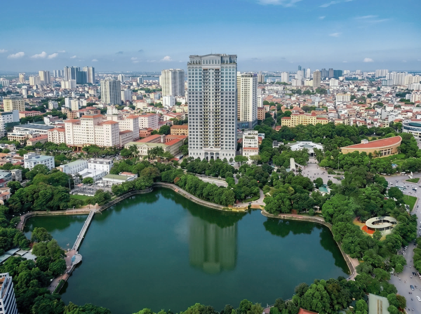 Quỹ căn giới hạn “Bảo vật xanh của phố phường Hà Thành” đang được giới thiệu ra thị trường, gồm 10 căn dinh thự tầng không sở hữu tầm nhìn trực diện hồ Nghĩa Đô.