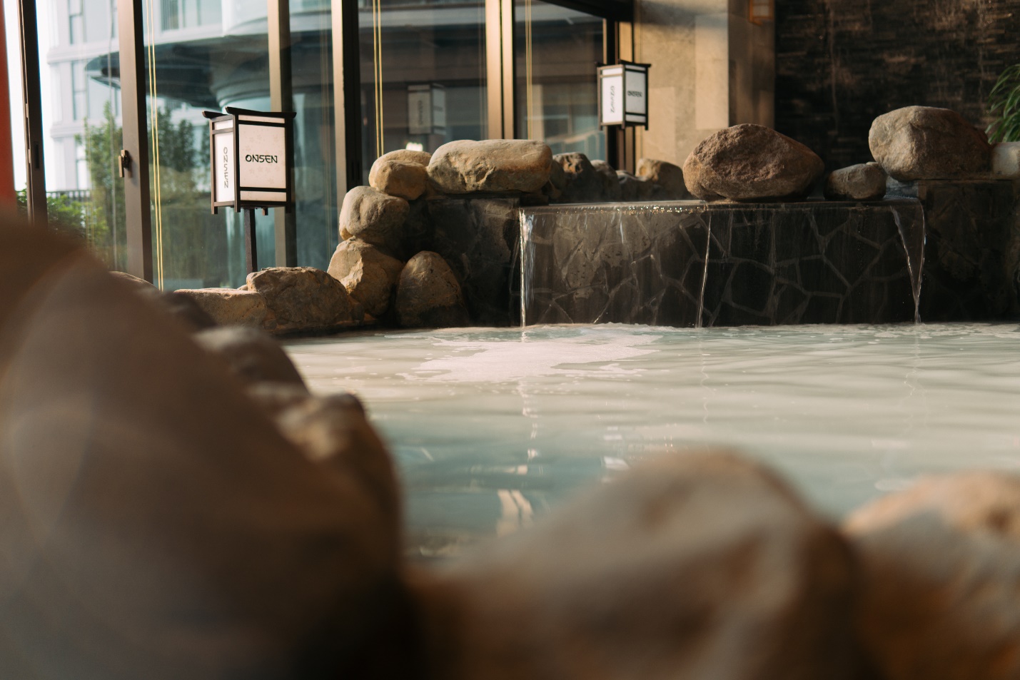 Onsen Clubhouse đa dạng các bể tắm và dòng khoáng.