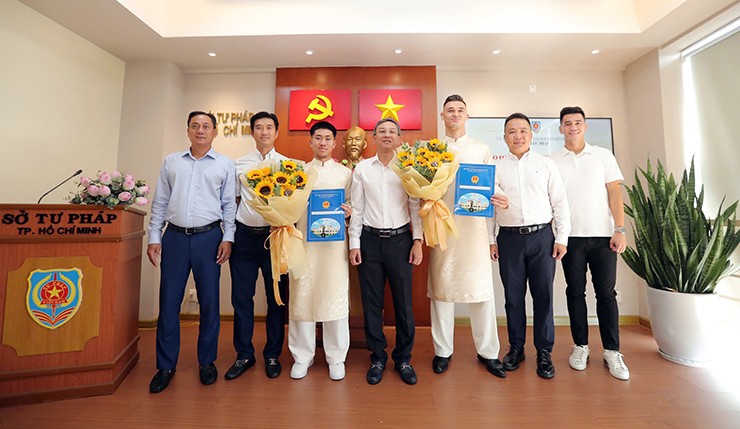 Lãnh đạo, ban huấn luyện và đồng đội ở CLB Công an TP.HCM có mặt chúc mừng Patrik Lê Giang và Khoa Ngô.