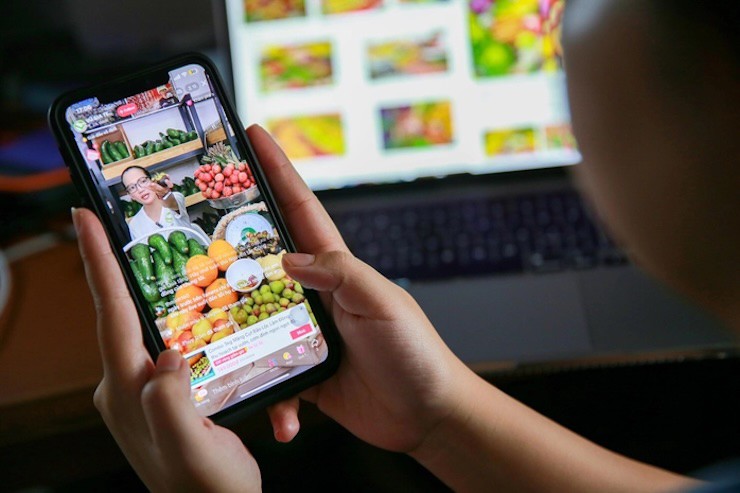 Bán nông sản trên các phiên livestream. (Ảnh: Người lao động)