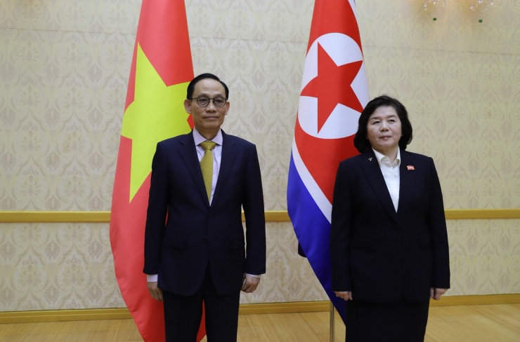 Đặc phái viên của Tổng Bí thư, Chủ tịch nước Tô Lâm - ông Lê Hoài Trung, Ủy viên Bộ Chính trị, Bộ trưởng Bộ Ngoại giao - đã hội đàm với bà Chuê Sơn Hi, Ủy viên Bộ Chính trị, Bộ trưởng Bộ Ngoại giao Triều Tiên. Ảnh: Bộ Ngoại giao