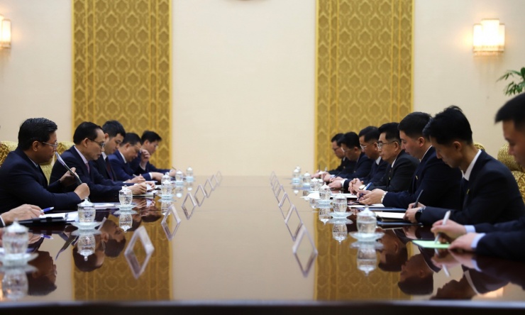 Đặc phái viên của Tổng Bí thư, Chủ tịch nước Tô Lâm - ông Lê Hoài Trung, Ủy viên Bộ Chính trị, Bộ trưởng Bộ Ngoại giao - làm việc với ông Kim Sâng Nam, Ủy viên Bộ Chính trị, Bí thư Trung ương Đảng, Trưởng Ban Quốc tế Đảng Lao động Triều Tiên. Ảnh: Bộ Ngoại giao