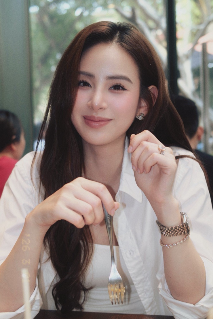 Hiện tại, cô đang gây chú ý khi đảm nhận vai Á hậu trong phim giờ vàng VTV "Lời hứa đầu tiên".