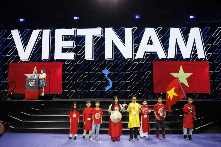 Lê Tuấn Minh cùng đồng đội tham dự lễ diễu hành tại giải vô địch robot thế giới tại Mỹ.