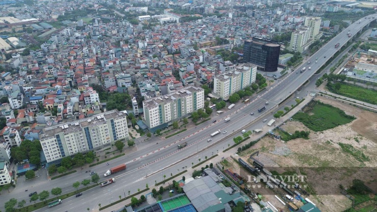 Khu tái định cư Thượng Thanh tọa lạc tại phường Việt Hưng (trước đây thuộc quận Long Biên) đang nhận được sự quan tâm lớn khi được thành phố bố trí làm nơi "an cư" cho các hộ dân thuộc diện giải tỏa phục vụ dự án cầu Trần Hưng Đạo và cầu Tứ Liên.&nbsp;