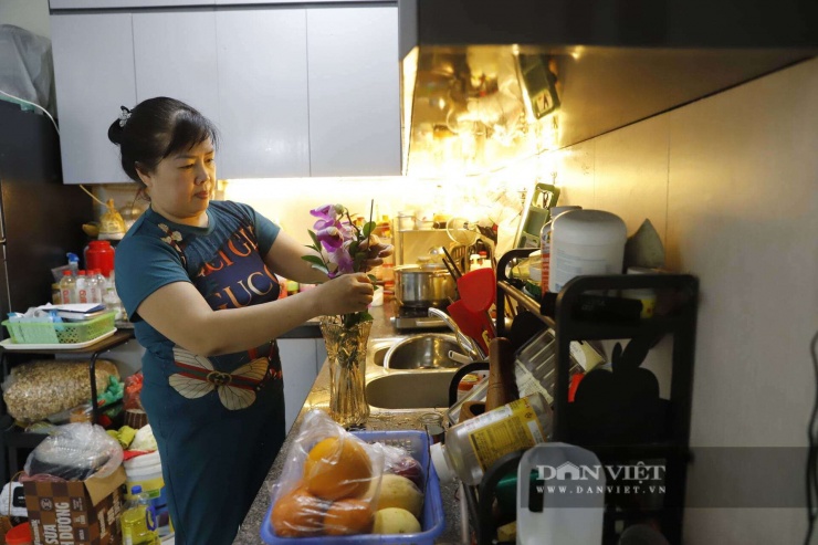 Trao đổi với Dân Việt, chị Lan chia sẻ: "Tôi ở khu Giang Văn Minh - Kim Mã sang đây tái định cư đã được khoảng gần 1 năm. Trước kia chỗ cũ ở nhà mặt đất nên thuận tiện kinh doanh, buôn bán và giao lưu với hàng xóm. Giờ sang bên này cũng có nhiều cái hạn chế. Chẳng hạn như hàng tháng mất thêm tiền phí dịch vụ, gửi xe và cũng khá buồn vì hiện tại ít cư dân sinh sống. Hy vọng sắp tới người dân sẽ đến ở đông vui hơn".