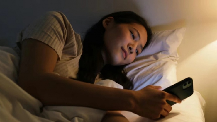Mặc dù không phải là yếu tố duy nhất, nhưng việc sử dụng điện thoại trước khi ngủ ảnh hưởng đến chất lượng giấc ngủ