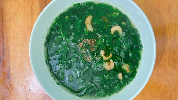 Mở đầu danh sách các món ngon từ rau đay là một lựa chọn đơn giản nhưng đầy hấp dẫn: canh rau đay nấu tôm khô. Vị ngọt dịu từ tôm khô hòa quyện cùng độ nhớt đặc trưng của rau đay tạo nên một món canh thanh mát, dễ ăn. Đây là một món canh truyền thống, dễ chế biến, phù hợp cho những ngày bận rộn. Với công thức này, bạn sẽ có ngay một bữa ăn bổ dưỡng.