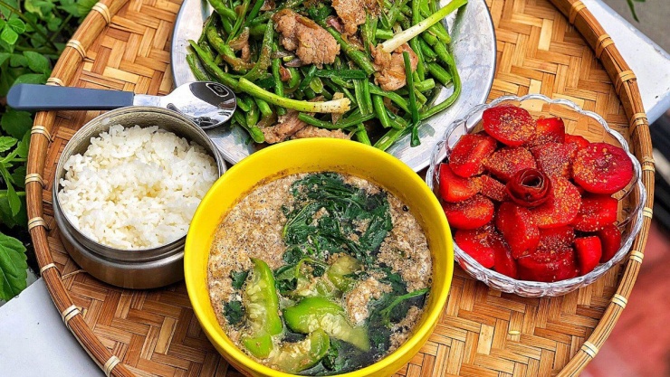 Canh cua rau đay mướp là sự kết hợp hoàn hảo của ba nguyên liệu dân dã, tạo nên một món nước giải nhiệt tuyệt vời cho mùa hè. Vị ngọt thanh của cua đồng, hương thơm dịu của mướp và độ nhớt của rau đay quyện vào nhau, đánh thức mọi giác quan. Để có được nồi canh cua rau đay mướp chuẩn vị, việc sơ chế rau đay và cua đồng đúng cách là rất quan trọng. Món ăn này không chỉ ngon miệng mà còn mang lại nhiều công dụng rau đay như thanh nhiệt, giải độc.
