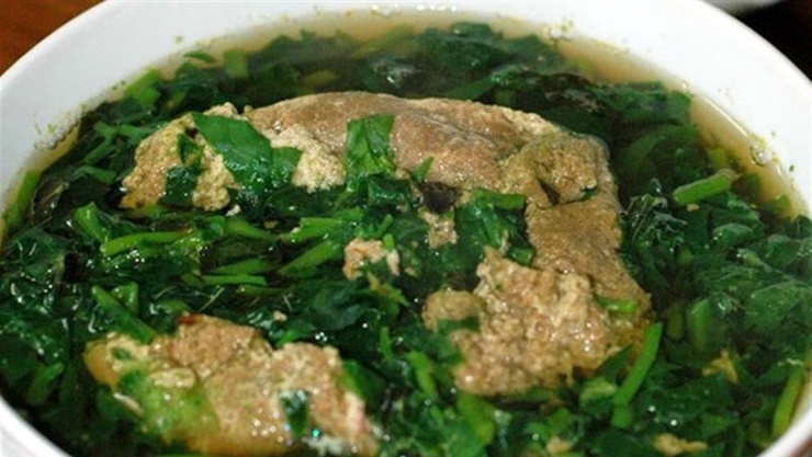 Nhắc đến rau đay nấu gì ngon, không thể bỏ qua món canh cua rau đay truyền thống. Đây là biểu tượng của ẩm thực đồng quê Việt Nam, với hương vị đặc trưng của cua đồng, vị thanh mát của rau đay và chút béo ngậy từ gạch cua. Món ăn này không chỉ là món ăn giải nhiệt tuyệt vời mà còn cung cấp nhiều canxi và protein. Để có nồi canh ngon, hãy chọn cua đồng tươi sống và sơ chế rau đay thật kỹ nhé.