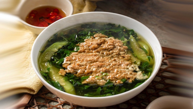 Canh cua rau đay mồng tơi là sự hòa quyện của nhiều loại rau nhớt, tạo nên hương vị độc đáo và hấp dẫn. Món ăn này rất thích hợp để thưởng thức trong những ngày hè oi ả, giúp cơ thể thanh nhiệt, giải khát hiệu quả.
