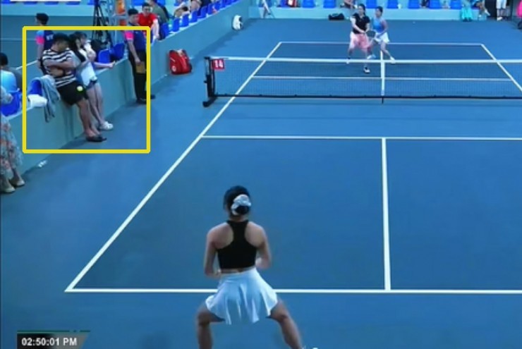 Bi hài pickleball: Chồng hét lớn cổ vũ vợ, bị đối thủ đánh trúng "chỗ hiểm"