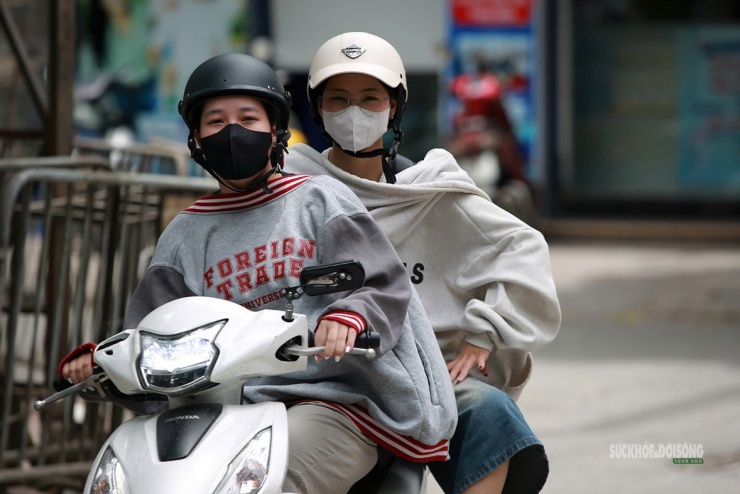 Áo chống nắng, khẩu trang dày trở thành "đồng phục" mùa nóng.
