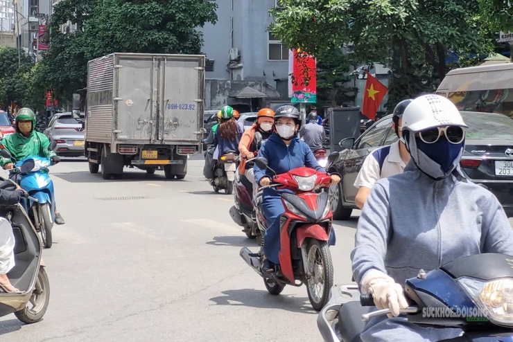 Hà Nội 'hầm hập' nắng nóng đầu mùa, người dân kín mít áo chống nắng ra đường - 4