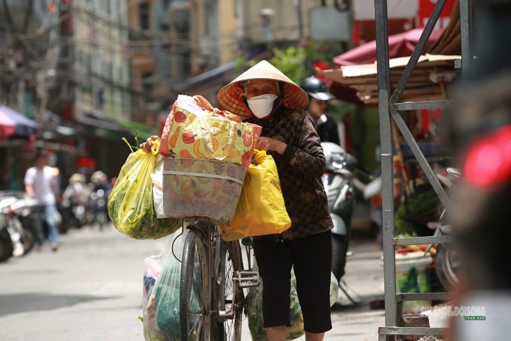 Hà Nội 'hầm hập' nắng nóng đầu mùa, người dân kín mít áo chống nắng ra đường - 6