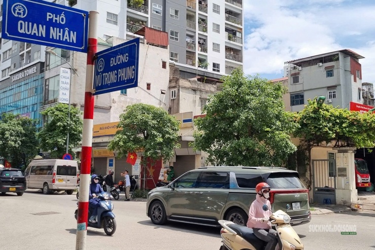 Nắng nóng gay gắt bao trùm nhiều tuyến phố trung tâm Hà Nội.