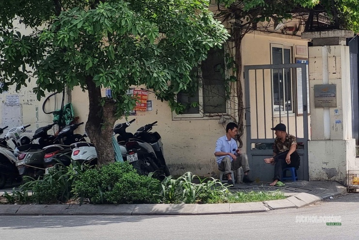 Người dân tìm bóng râm tránh nắng vào buổi trưa.