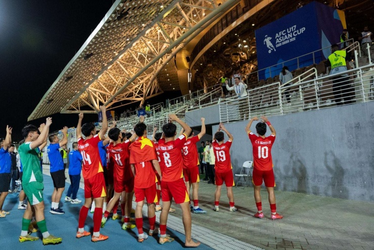 Chu Ngọc Nguyễn Lực (áo số 10) chia vui cùng lãnh đạo LĐBĐ Việt Nam (VFF) và người hâm mộ sau khi vào tứ kết VCK U17 châu Á 2026 và đoạt vé dự VCK FIFA U17 World Cup 2026. Ảnh: VFF
