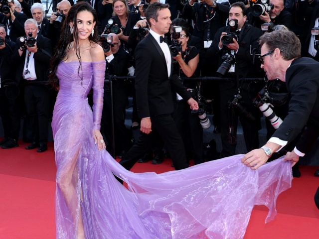 Demi Moore chiếm spotlight thảm đỏ Cannes ngày hai