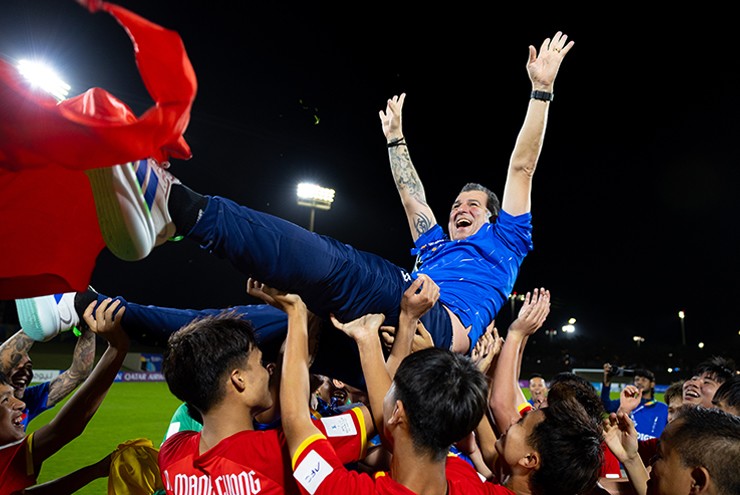 Ảnh: U17 Việt Nam vỡ oà mừng vé World Cup, vinh danh HLV Cristiano Roland