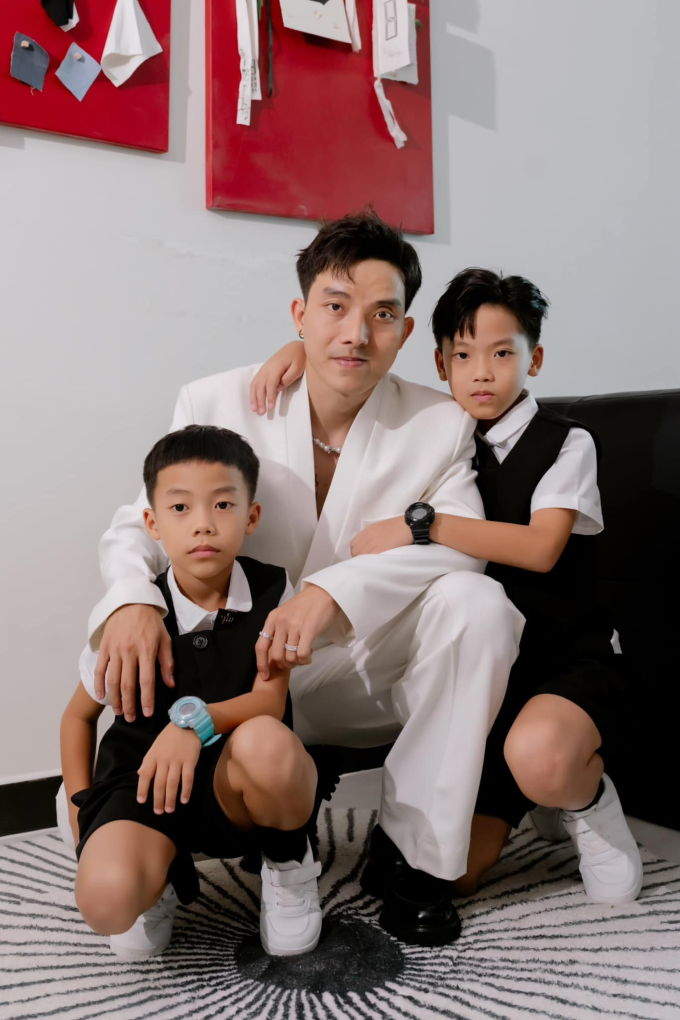 Anh Khương cùng hai con trai. Ảnh: NVCC
