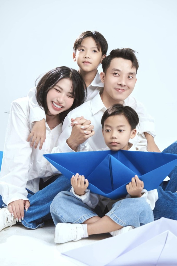 Gia đình Phương Thảo - Khang Khương năm 2024. Ảnh: NVCC