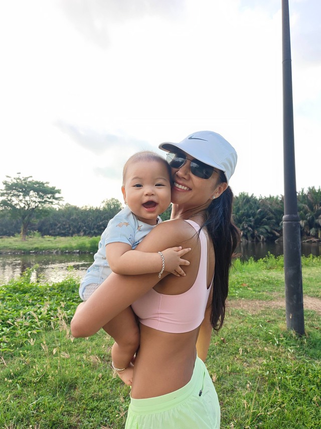 H'Hen Niê thừa nhận từ khi có con, cô đã gia nhập hội các bà mẹ "nghiện con". Nếu trước đây 100% thời gian dành cho công việc, thì nay cô ưu tiên chứng kiến từng giai đoạn phát triển của bé Harley.