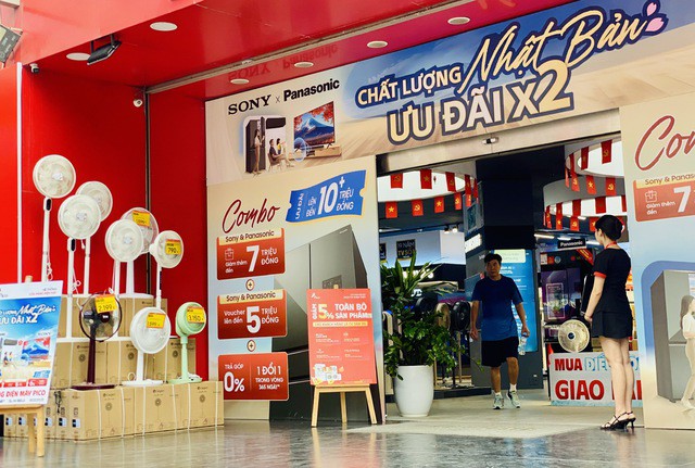 Nhiều hệ thống siêu thị điện máy ghi nhận lượng khách đến tham khảo và mua hàng tăng gấp 2-3 lần so với tháng trước.