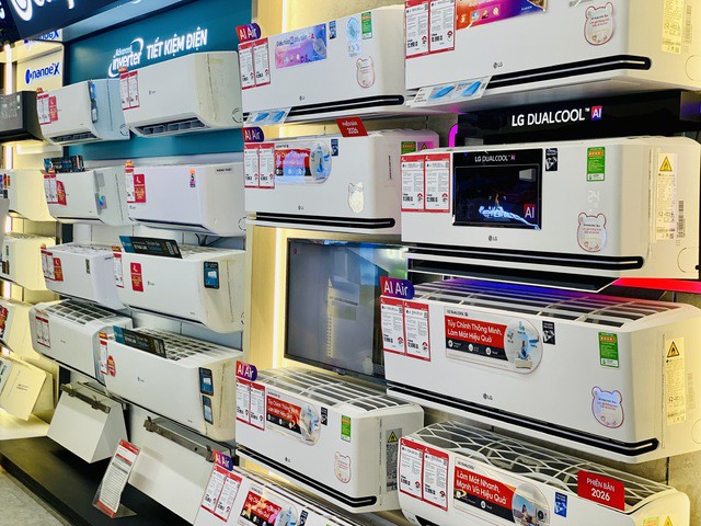 Đa dạng các mẫu điều hòa được bày bán để phục vụ nhu cầu của người tiêu dùng.