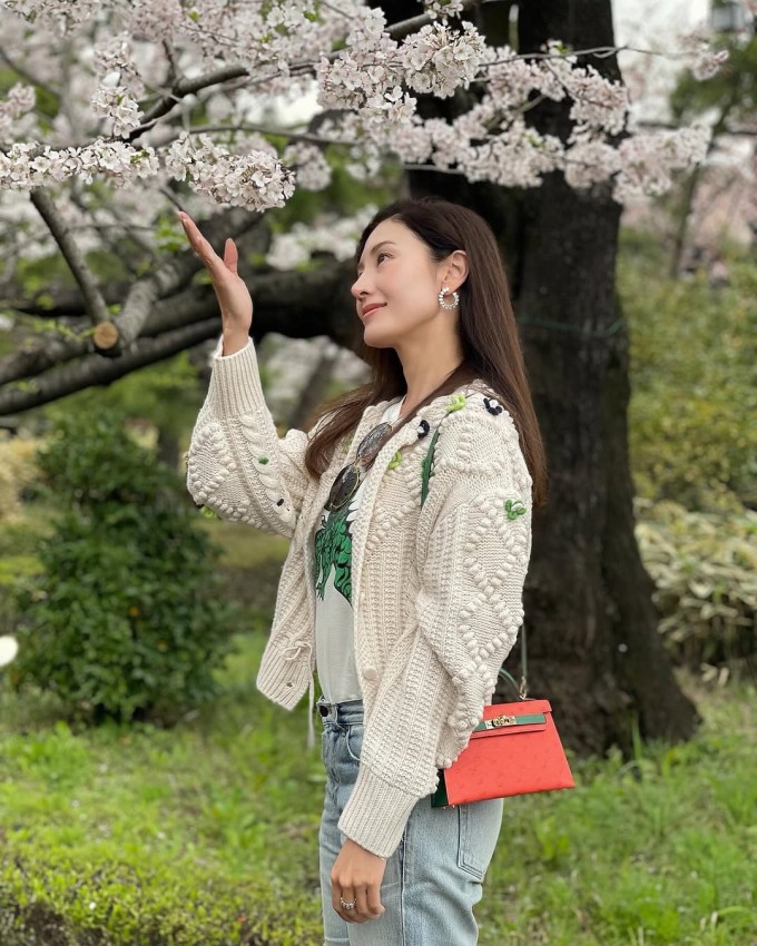 Lý Gia Hân chia sẻ hình ảnh trong chuyến đi ngắm hoa anh đào với dòng chú thích "Enjoying the Sakura moment #2026". Ảnh: Instagram michele_monique_reis