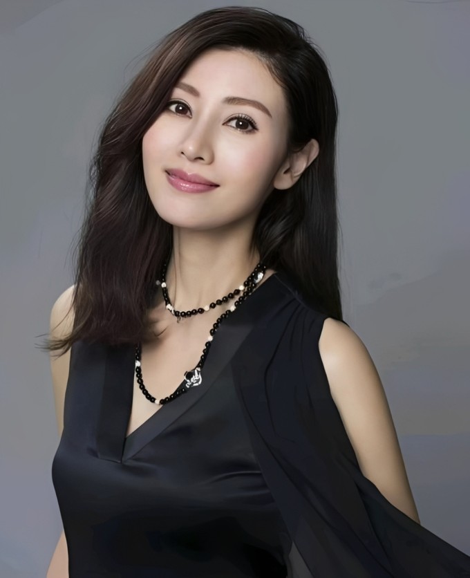 Lý Gia Hân gây chú ý với làn da sáng mịn, căng bóng ở tuổi 56, nhờ duy trì thói quen chăm sóc da và sinh hoạt điều độ. Ảnh: Instagram michele_monique_reis