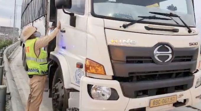 Cơ quan chức năng kiểm tra xe tải đi trên cao tốc Cam Lâm - Vĩnh Hảo. Ảnh: Cục CSGT