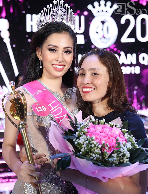 Mẹ ruột Hoa hậu Tiểu Vy chụp ảnh cùng con gái trong khoảnh khắc trọng đại. Cách đây 8 năm, khi con gái giành vương miện, chị đã hạnh phúc và tự hào nói: "Nhiều người nói con gái giống mẹ. Tôi không biết đúng không nhưng nghe vậy đều thấy rất vui".