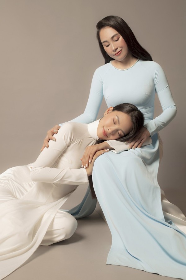Chính sự hy sinh của mẹ là nguồn động lực lớn giúp Tiểu Vy bản lĩnh hơn trong cuộc thi Hoa hậu Việt Nam 2018. Cô cũng luôn tự hào về bố mẹ của mình. Hoa hậu từng tâm sự, cô cảm thấy may mắn khi trưởng thành trong gia đình có cha mẹ đều đẹp và quan tâm con cái.